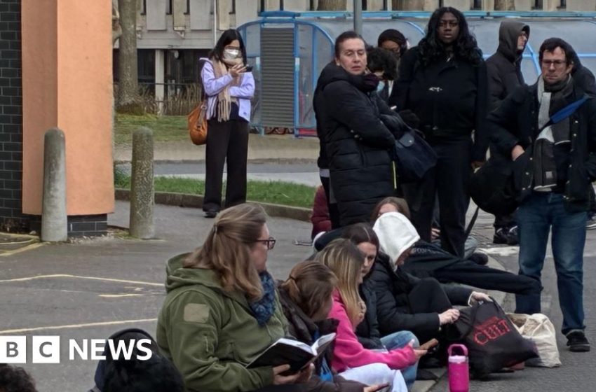  Meningitis cases rise as vaccine queues continue in Kent – BBC