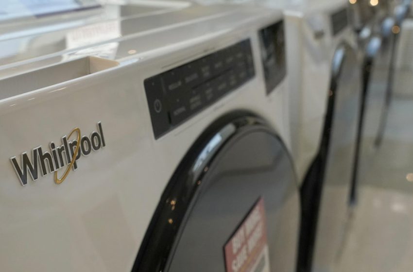  U.S. manufacturers are still shedding thousands of jobs, as workers ask White House for help