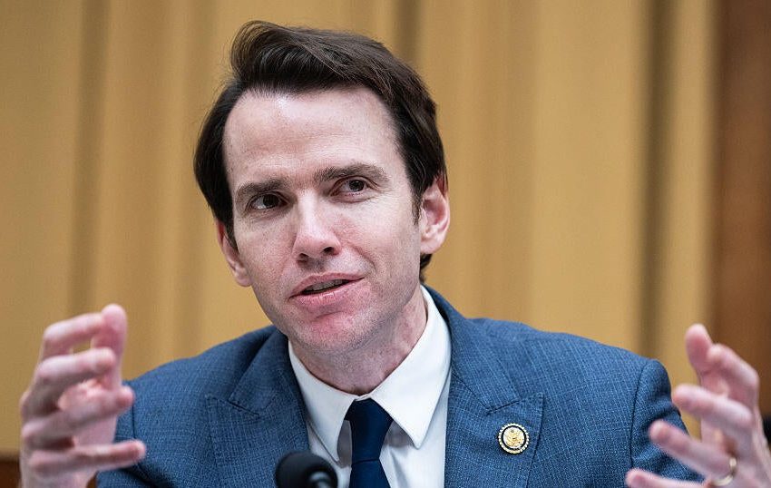  Rep. Kevin Kiley leaves GOP to become an independent, complicating Johnson’s majority