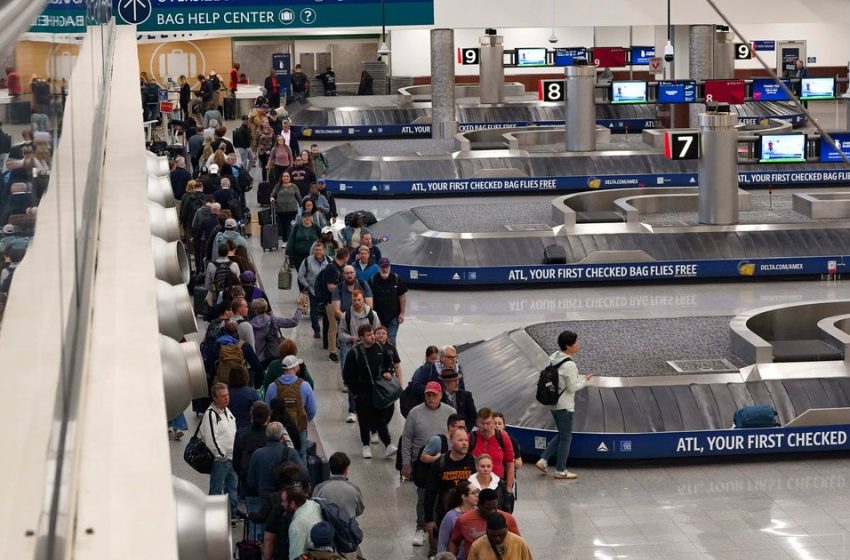  Travelers face long lines at airports after TSA workers miss first full paycheck