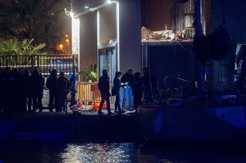 Investigators recover a body on the beach of Somorrostro following an underwater search in Barcelona, on March 19, 2026.