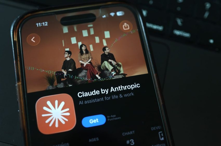  Meet Claude Mythos: Leaked Anthropic post reveals the powerful upcoming model