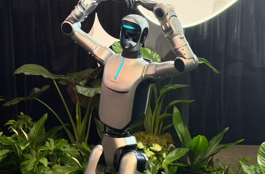  First Steps? Honor’s Humanoid Robot Makes Its Debut With a Moonwalk and a Backflip