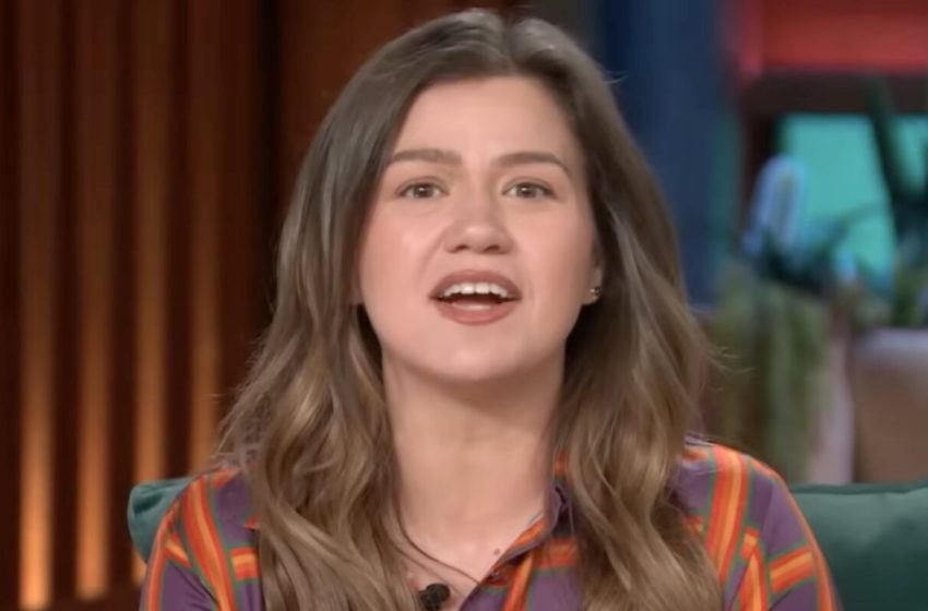  Kelly Clarkson Calls Out ‘American Idol’ for ‘Lying’ About Prize for Winning Show