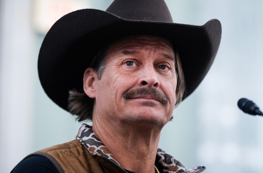  Kid Rock’s Video of U.S. Army Helicopter Flyby Sparks Backlash