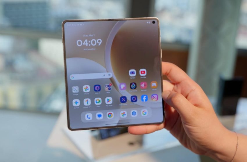  Motorola’s Upcoming Razr Fold Pairs a Massive Battery With a Sleek Design