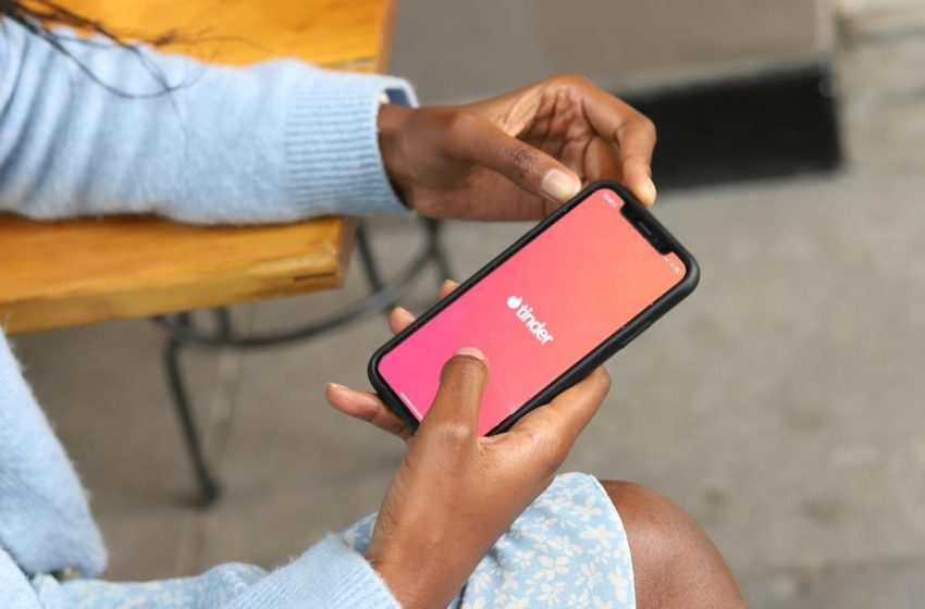  Tinder Plans to Let AI Scan Your Camera Roll