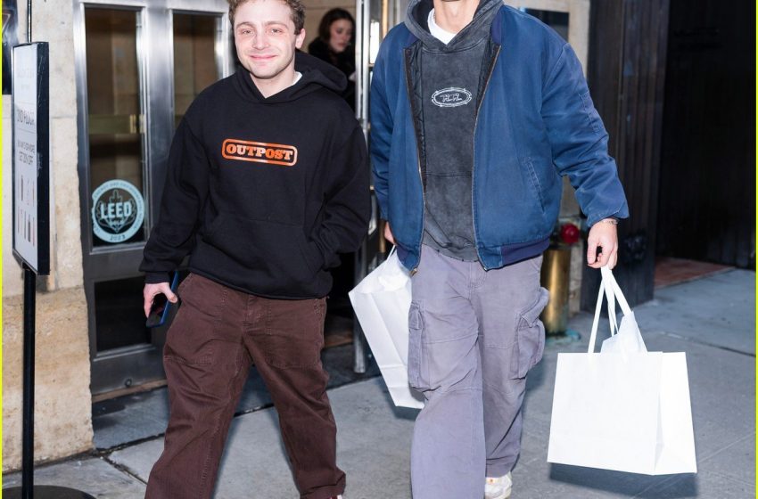  Rob Rausch Buys Birkin for Maura Higgins After ‘The Traitors’ Reunion Promise: Photo 5291028 | Photos | Just Jared: Celebrity News and Gossip