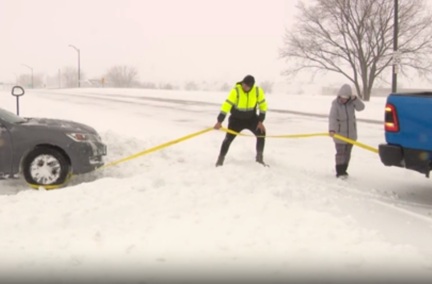  Major weather threats bring blizzard conditions to U.S. northern tier, early heatwave to the West