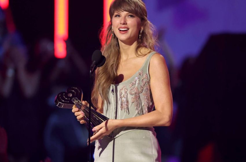  Taylor Swift Shouts Out Travis Kelce in iHeartRadio Music Awards Speech