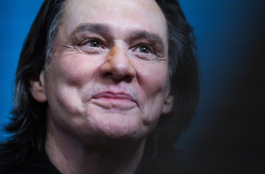  Famed Plastic Surgeon Weighs in on Jim Carrey’s Face