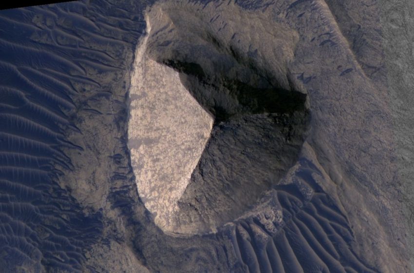  Mysterious Structure on Mars Looks Uncannily Like an Ancient Egyptian Pyramid : ScienceAlert