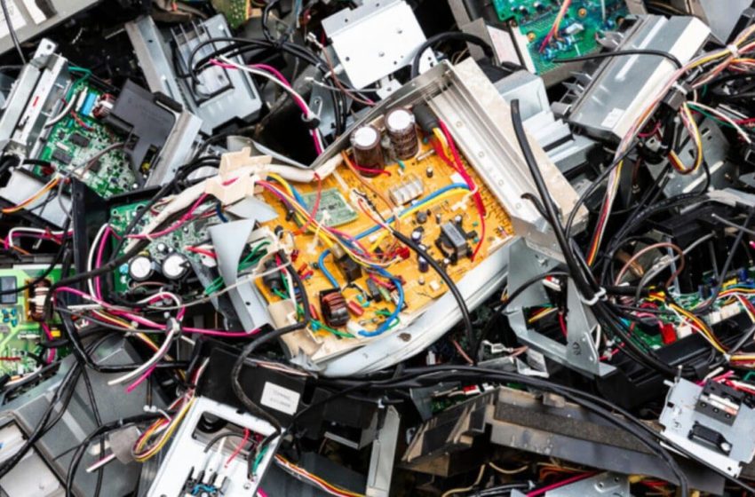  Many People Throw Away This Common Electronic Device Without Realizing It Holds 450MG of 22-Carat Gold