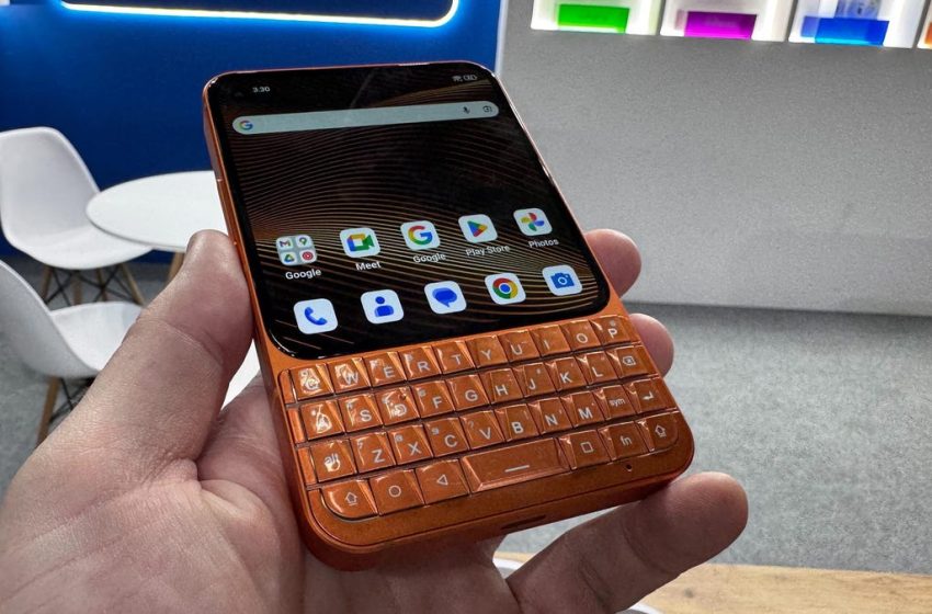  The BlackBerry-Esque Smartphone With a Full Keyboard Just Launched on Kickstarter