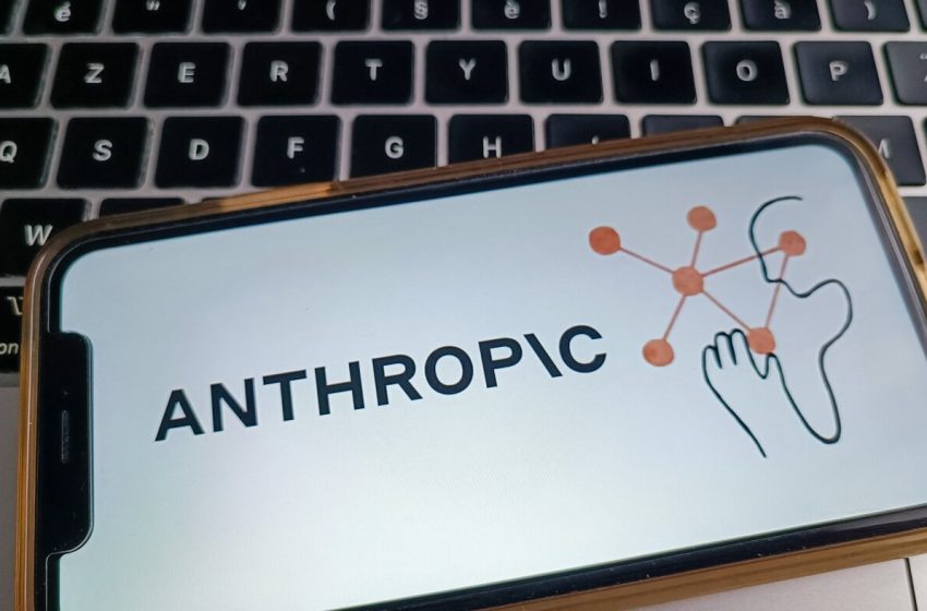  Judge temporarily blocks Trump administration’s Anthropic ban : NPR