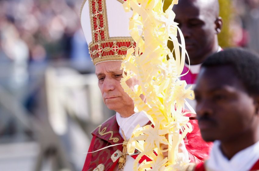  Pope Leo XIV rejects claims that God justifies war in Palm Sunday Mass message : NPR
