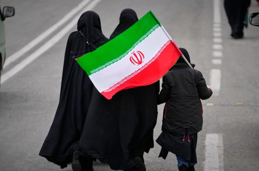  Israel launches more strikes on Tehran as Iran continues attacks on Gulf oil facilities : NPR