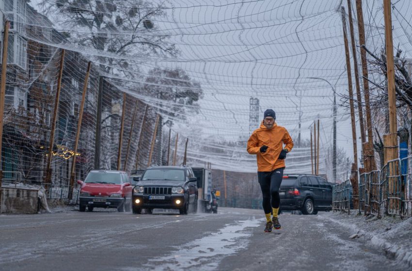  Ukraine hangs anti-drone nets over roads as FPV drones reshape war : NPR