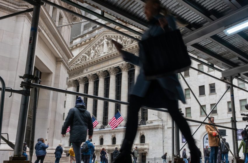  Wall Street is betting on tariff refunds after Supreme Court ruling : NPR