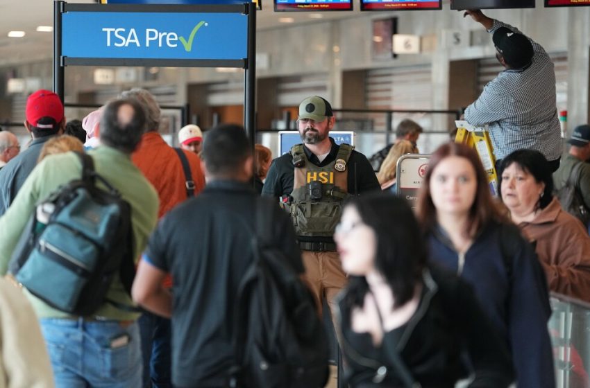  Trump signs executive action to pay TSA employees