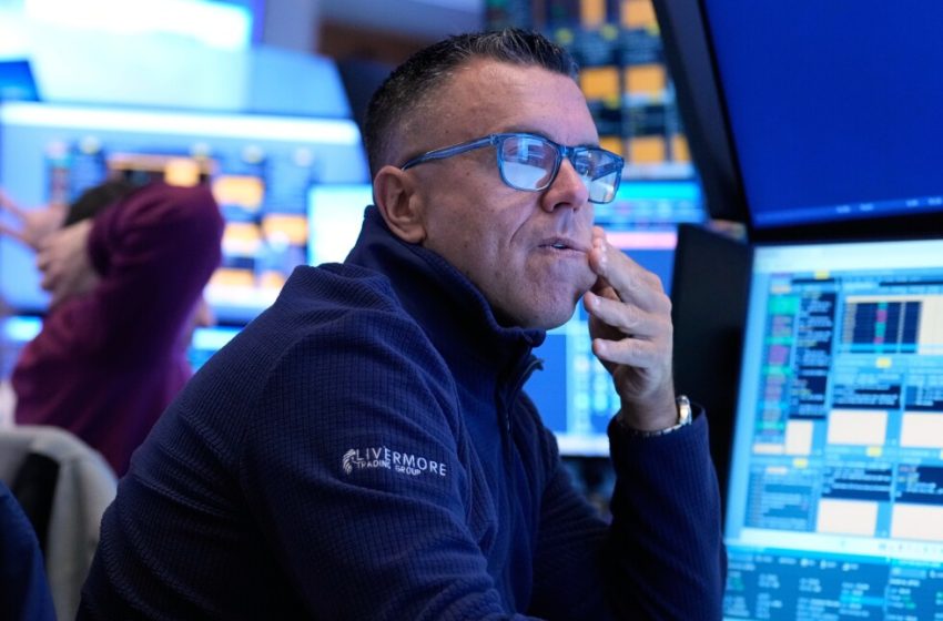  US stocks fall under pressure from rising crude oil prices