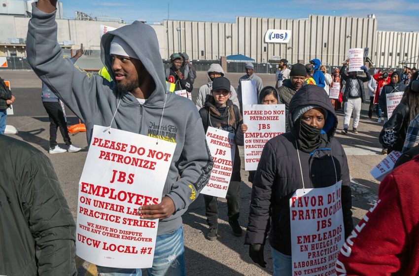  Strike at one of the largest US meatpacking plants goes into a 3rd week