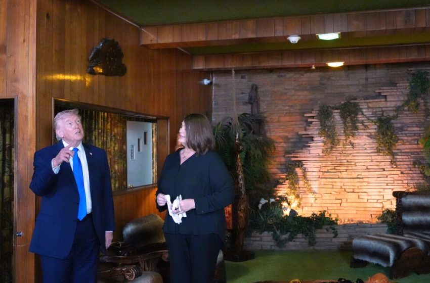  Trump makes a detour to Graceland while in Memphis