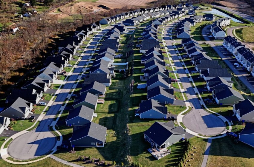  Trump signs executive orders aimed at home affordability