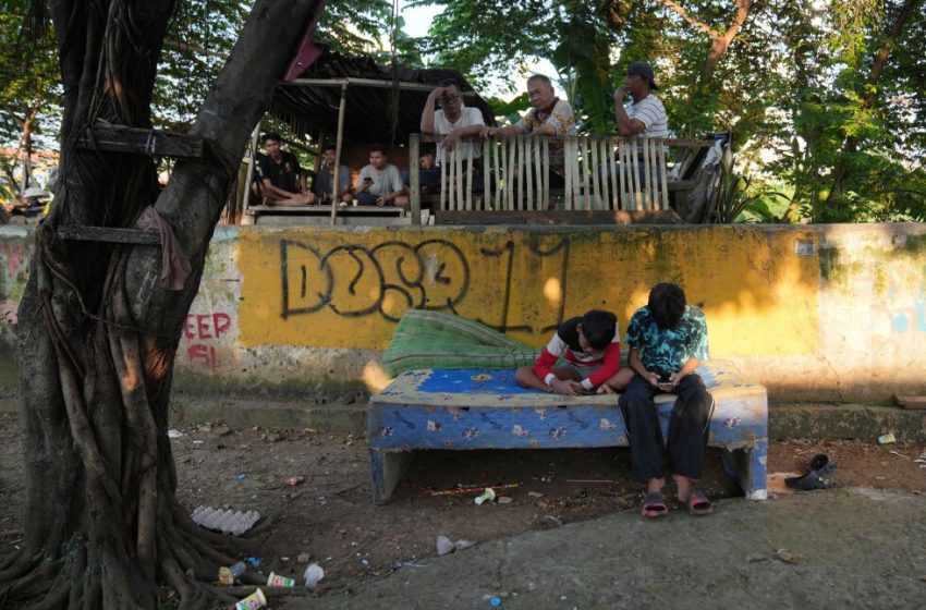  Indonesia starts restricting social media access to children under 16