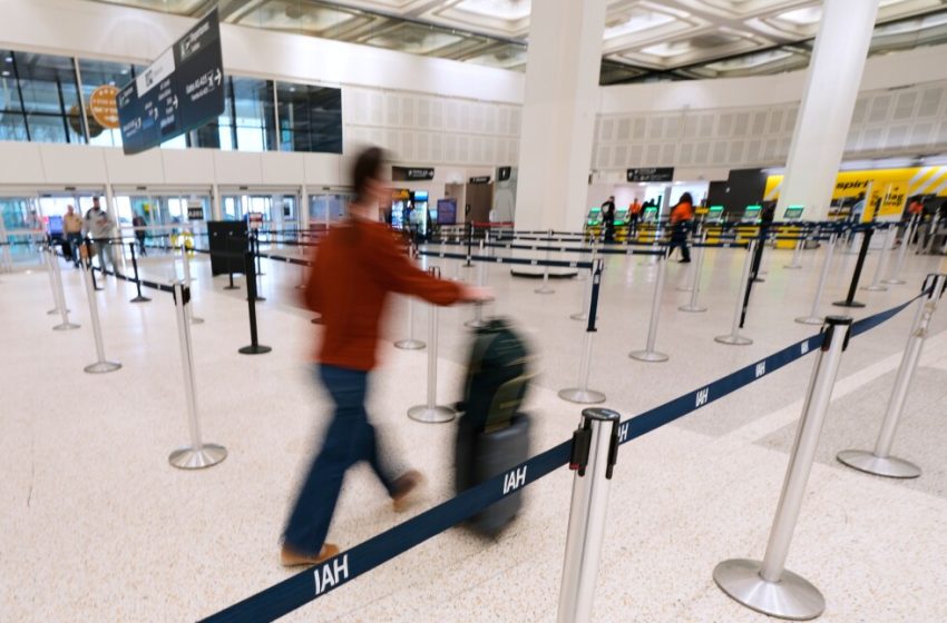  Airport waits easing as TSA says its officers got paid