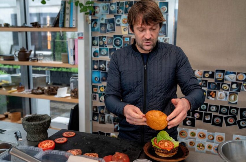  Celebrity chef René Redzepi resigns from Noma after abuse claims