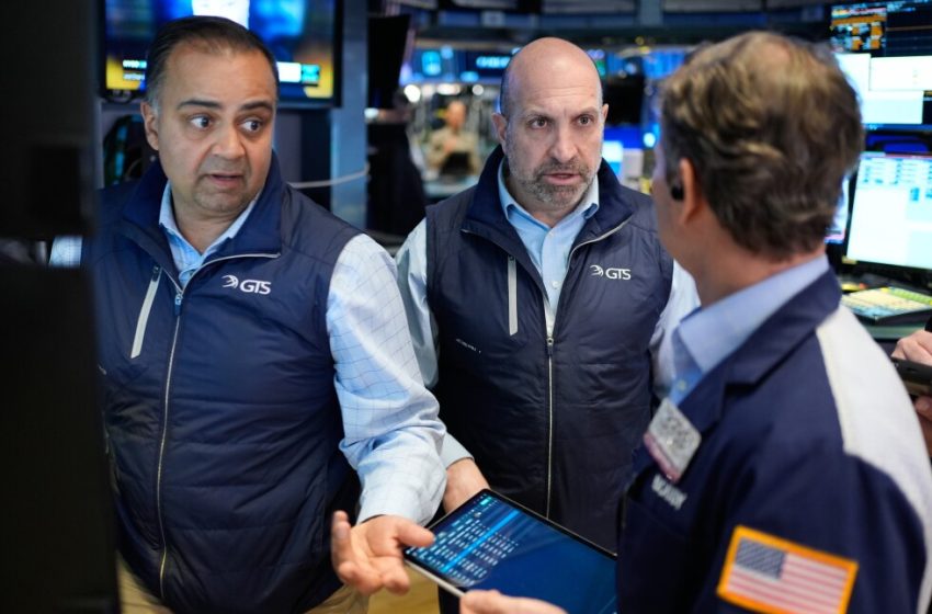  Stocks swing and oil prices rise as uncertainty about the war with Iran weighs on Wall Street