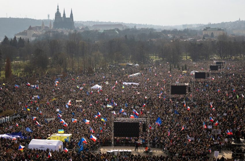  Anti-government rally in Czech capital Prague draws tens of thousands
