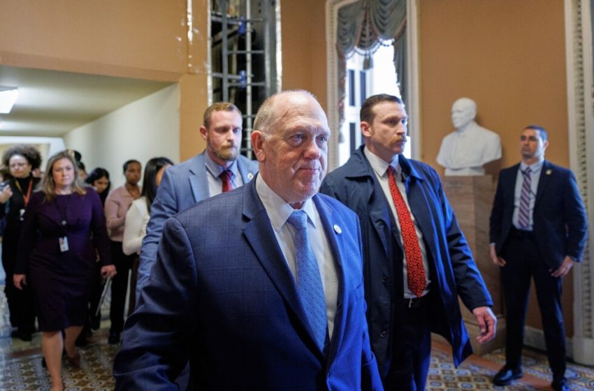  Lamakers and White House officials meet to tackle DHS shutdown