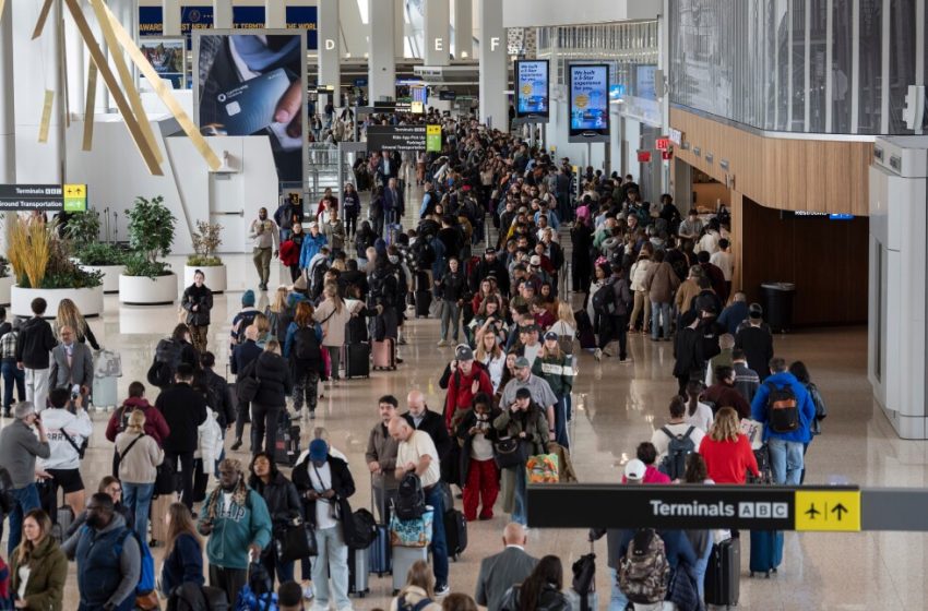  Airport delays build pressure on Congress to end funding shutdown