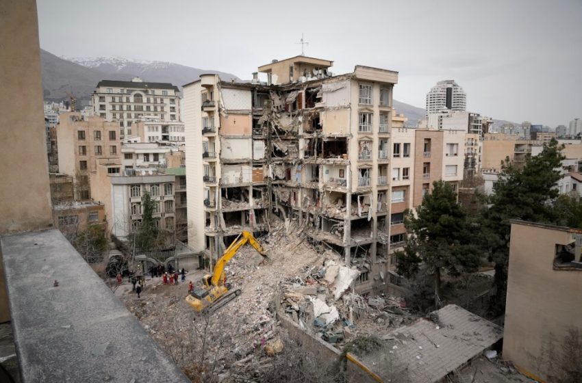  Live updates: Pakistan's prime minister says his nation is ready to facilitate talks to end Iran war – AP News