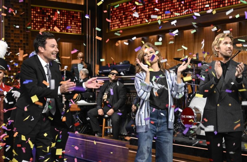  Ryan Gosling tricks Eva Mendes into a public display of affection