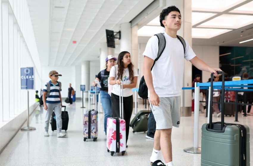  Trump says ICE agents will deploy to U.S. airports Monday