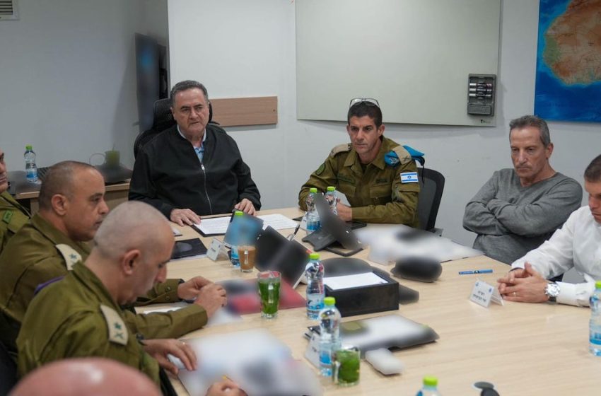  Israel to Hold Southern Lebanon, Block Residents’ Return, Defense Minister Says