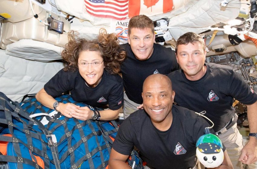  Artemis II astronauts head for home, wrapping up final tests and experiments