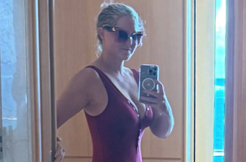  Amy Schumer Pokes Fun at Thirst Traps in New Candid Swimsuit Selfie