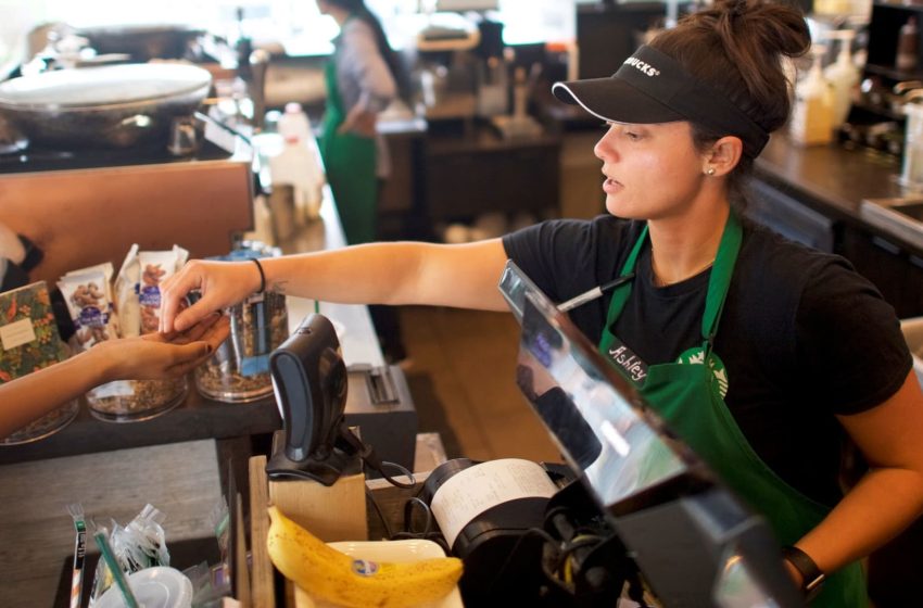  Starbucks to award bonuses to baristas, expand tipping