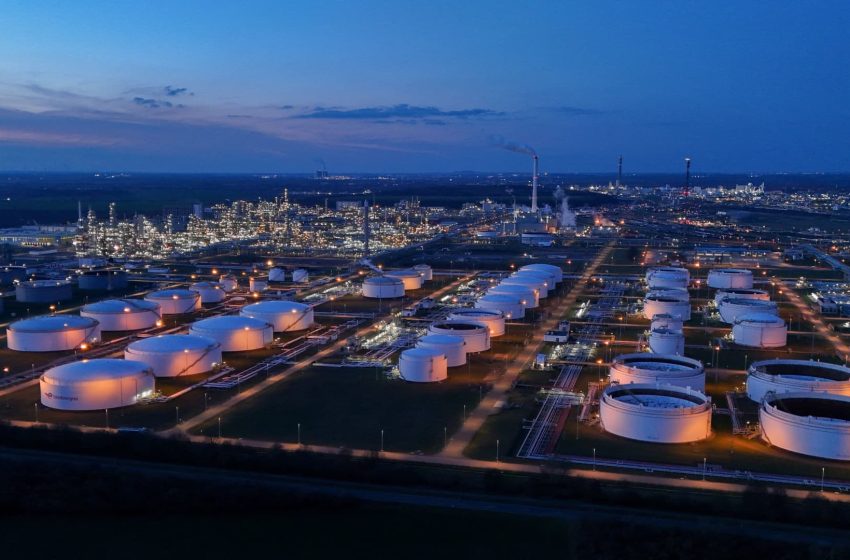  Oil rises as Trump reaffirms deadline for striking Iran’s power plants, bridges