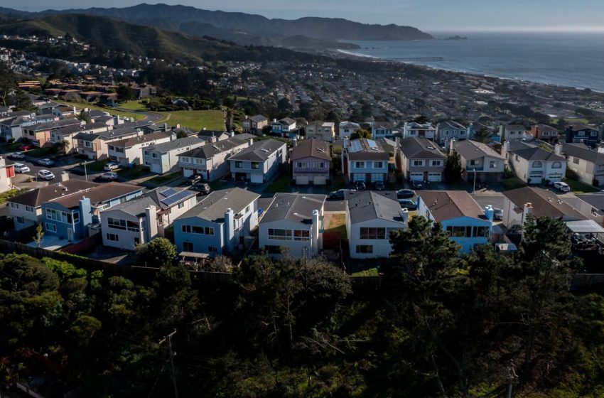  Weekly mortgage refinance demand is down more than 40% in a month