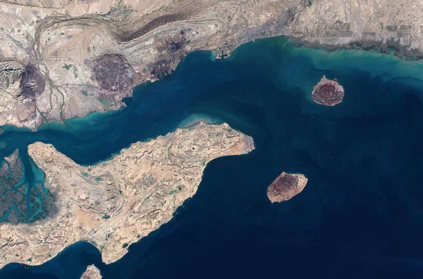  Iran turns Larak Island into oil checkpoint