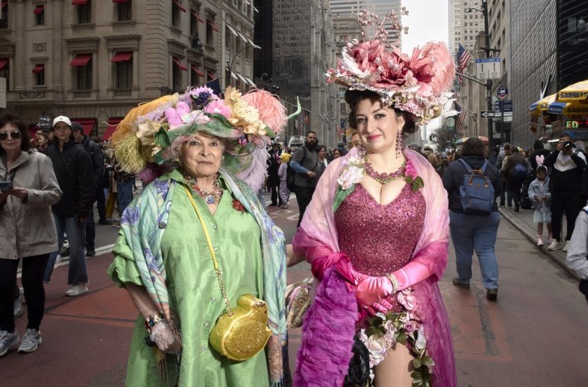  NYC’s Easter Bonnet Festival draws huge crowd despite a drizzly weather