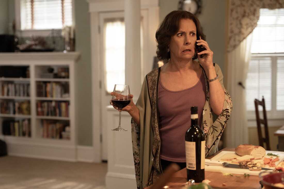 Laurie Metcalf as Linda.