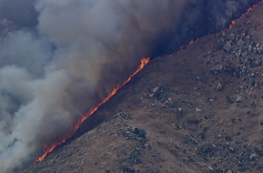  Brush fire breaks out in Moreno Valley amid Santa Ana winds
