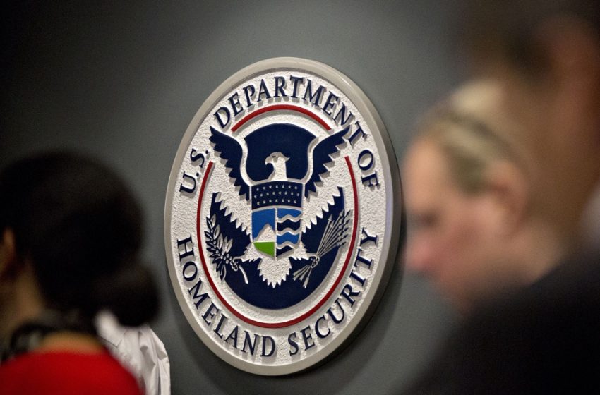  Trump says he’ll sign order to pay all DHS workers as shutdown drags on