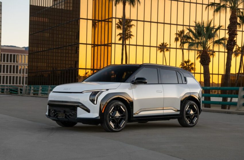 Kia shows off small cars in NY: The 2027 EV3 and 2027 Seltos Hybrid